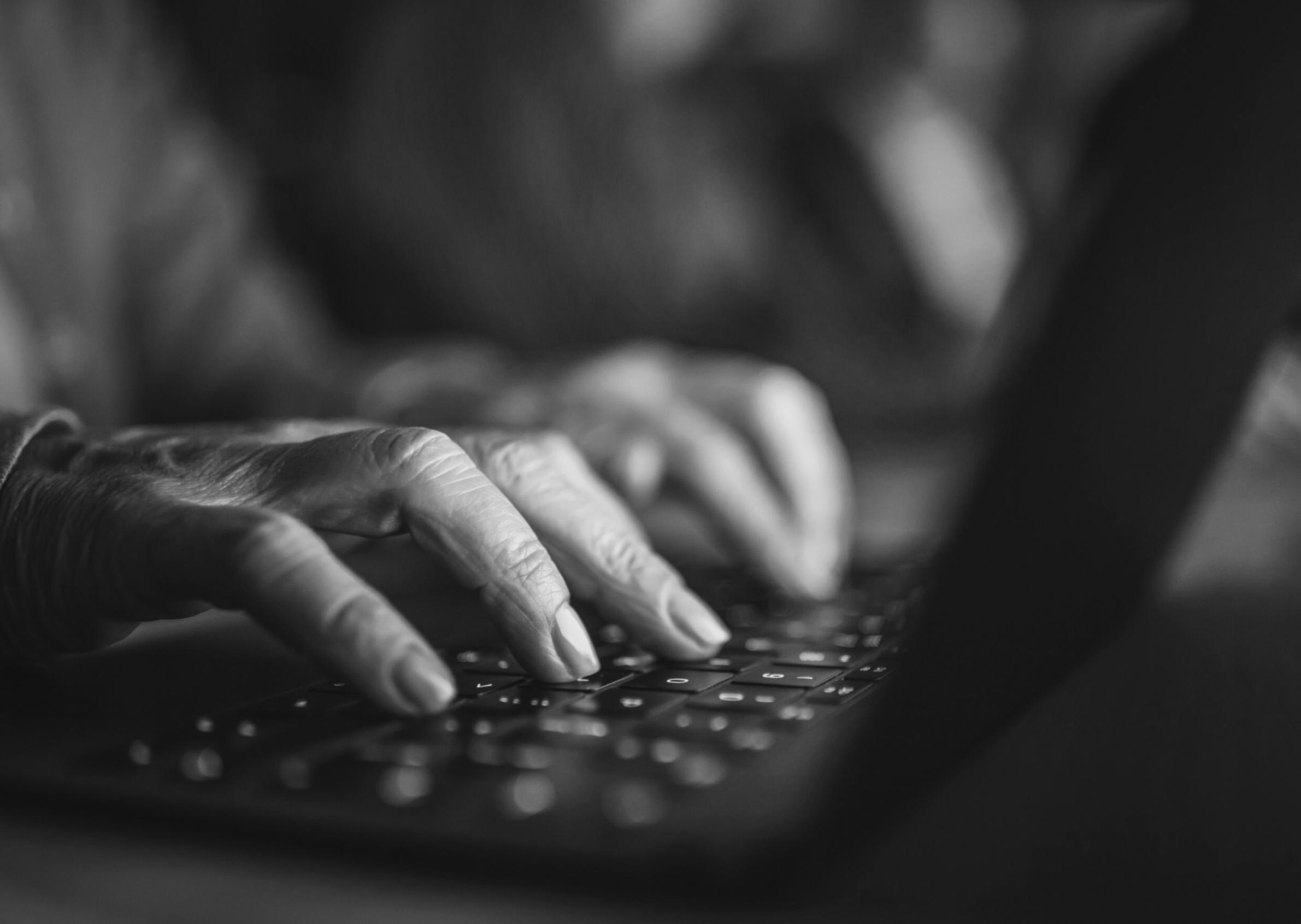 Specjalista analizuje strukturę przepływu danych finansowych