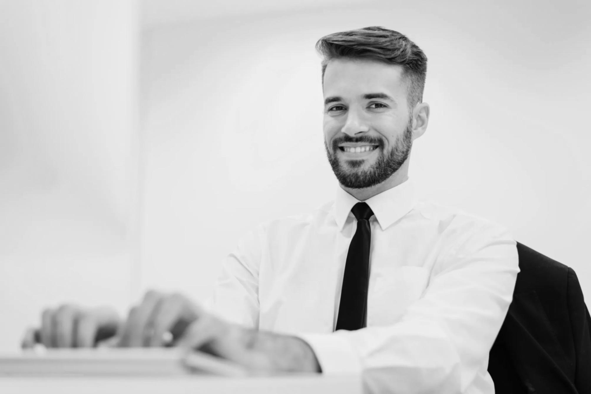 Specjalista analizujący dane finansowe na ekranach